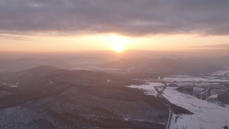 航拍呼伦贝尔山区冬季层峦暮雪