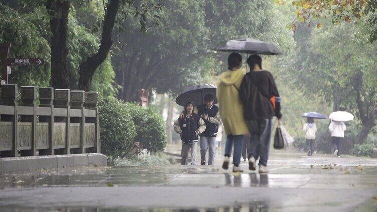 闺蜜雨中挽手散步