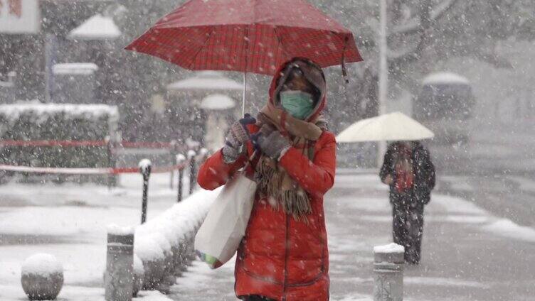 大雪天路上的行人