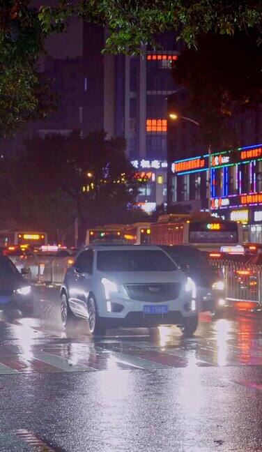 下雨的夜晚城市道路车流斑马线行人-竖版