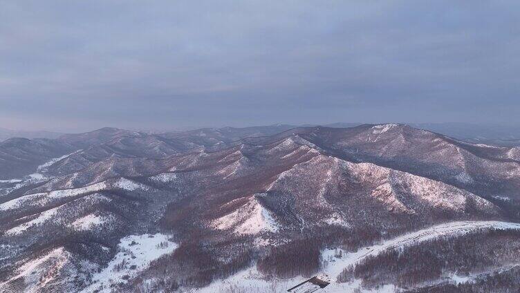 航拍呼伦贝尔山区冬季层峦暮雪