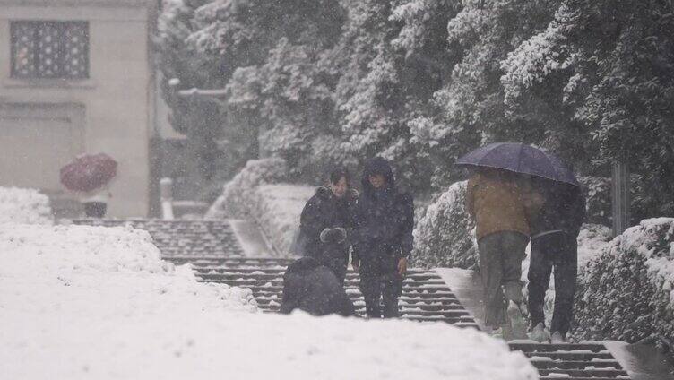 大雪中烈士公园雪景人文