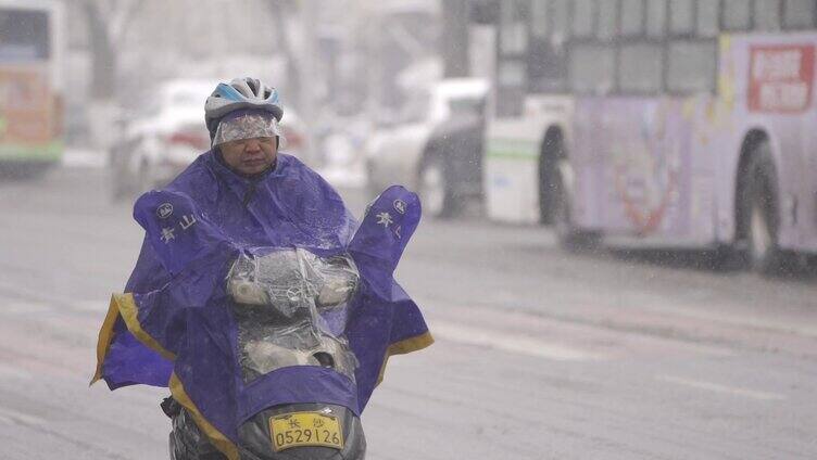 冰雪天气骑电动车的人