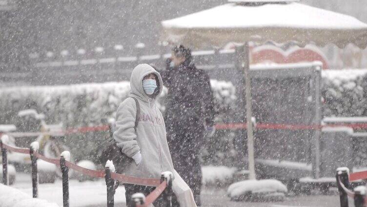 下雪天一个人孤独等待