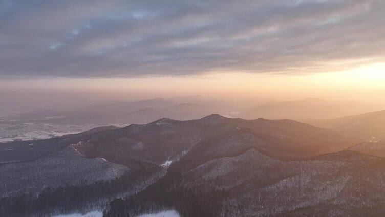 航拍呼伦贝尔山区冬季层峦暮雪