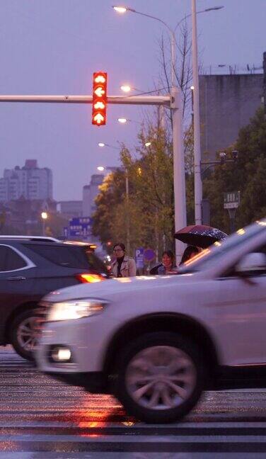 下雨傍晚路口车流-行人等红绿灯