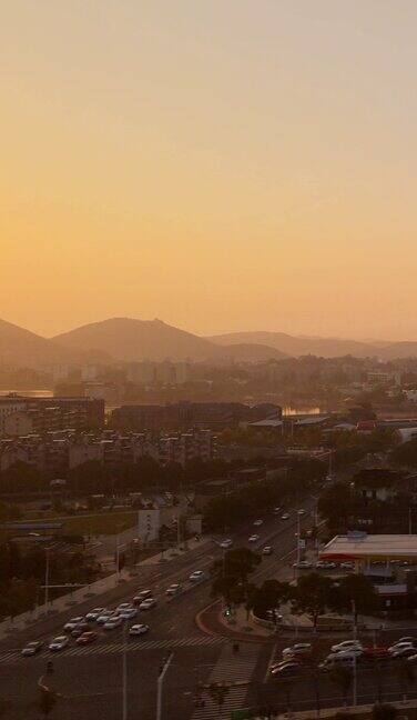 夕阳下的城市道路车流