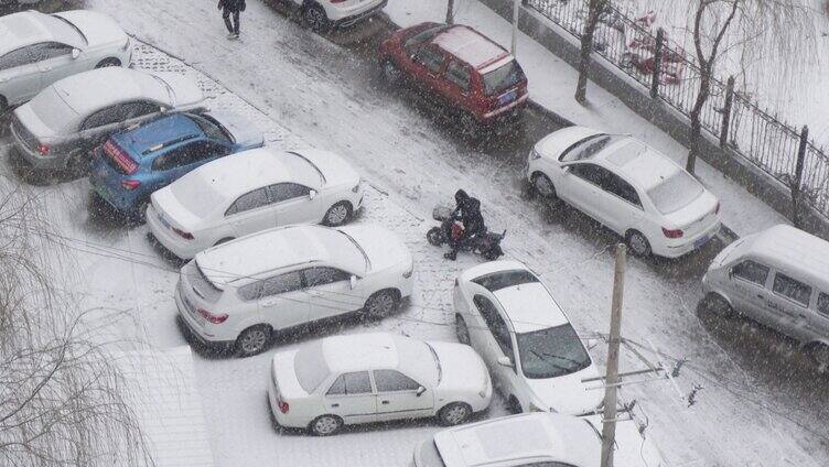 下雪天行走的路人