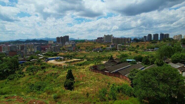 穿过废墟看见城市