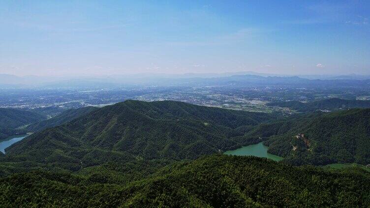 无人机飞过大山山头看见壮阔风景