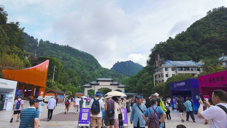 贵州黔灵山公园 人流 散步