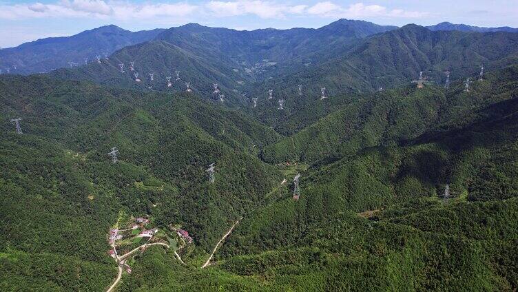 鸟瞰大山里的高压铁塔输电线路