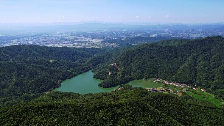 大山里的水库村庄航拍