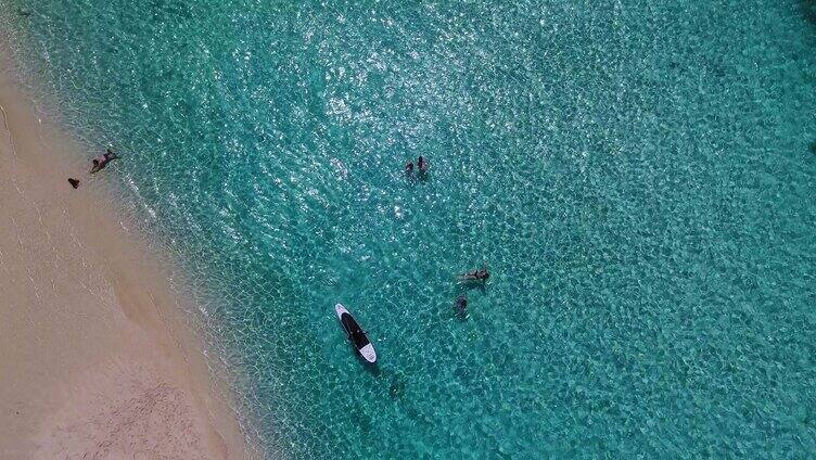 航拍唯美大海海面上游泳浮潜的人