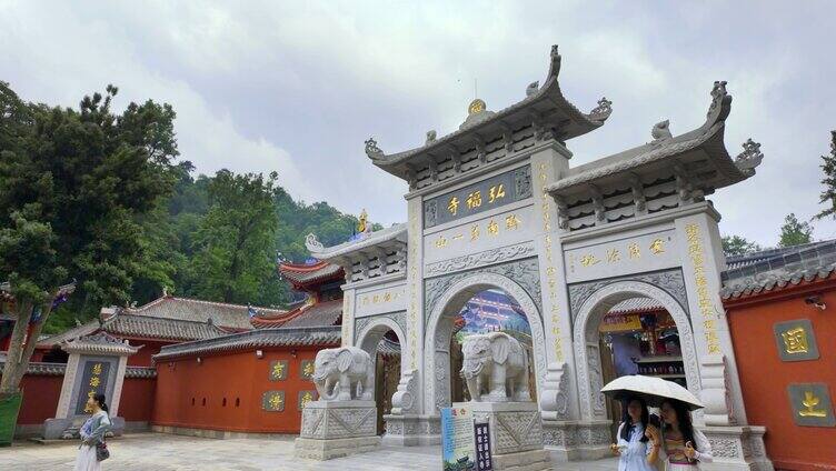 贵州黔灵山弘福寺门头 雕像