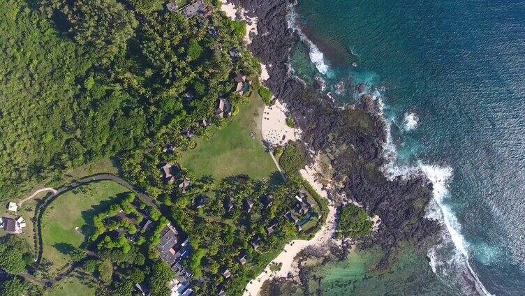 俯拍大海礁石海浪海岸线度假村