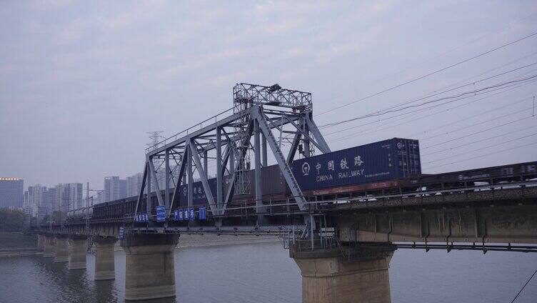 行驶在铁路大桥上的火车