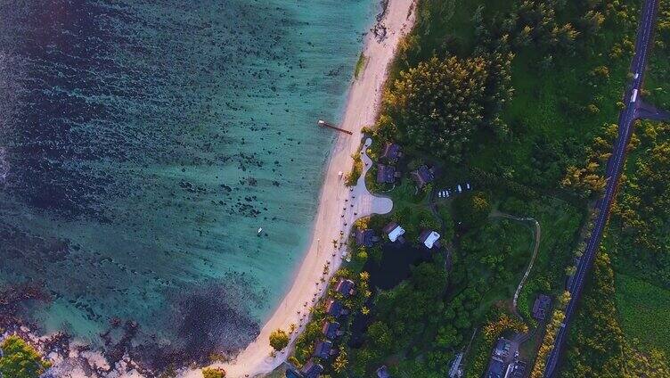 鸟瞰美丽的海边度假村海景别墅海岛风光