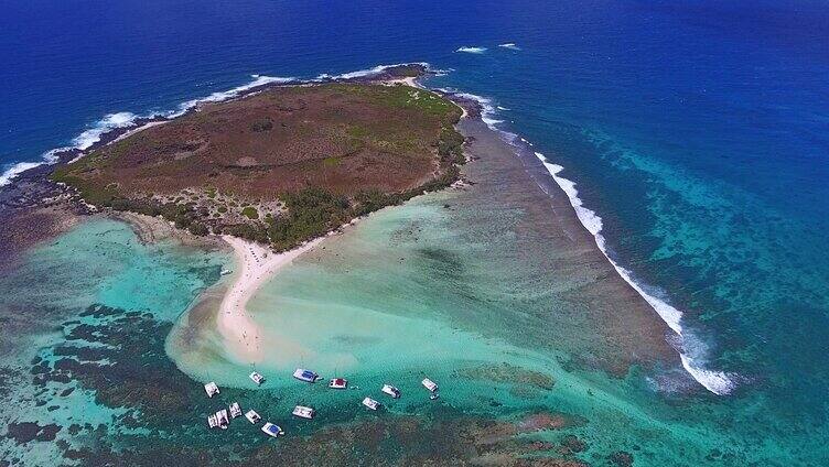 鸟瞰大海游艇海岛海浪海面