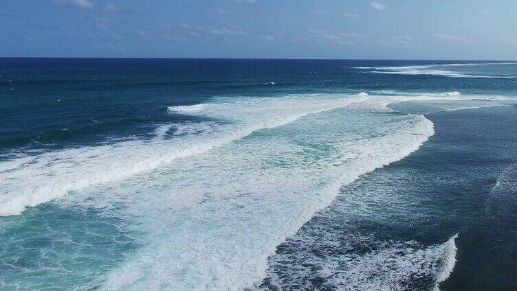 航拍壮观大海海浪后浪推前浪