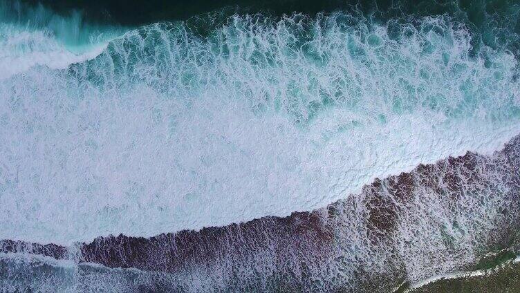 鸟瞰海啸海浪巨浪翻滚白浪涟漪