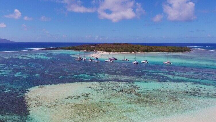 航拍唯美大海碧海蓝天海面游艇帆船