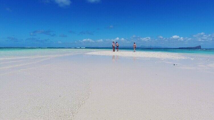 碧海蓝天沙滩浪花帅哥比基尼美女