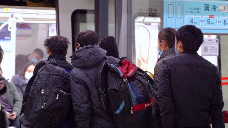 地铁上下车的乘客