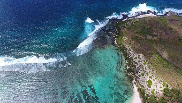 美丽壮观大海海浪一浪接一浪全景