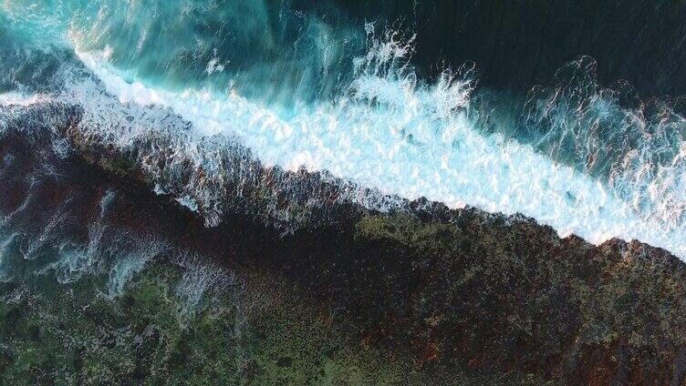 气势磅礴的大海海浪大浪巨浪滔天翻滚