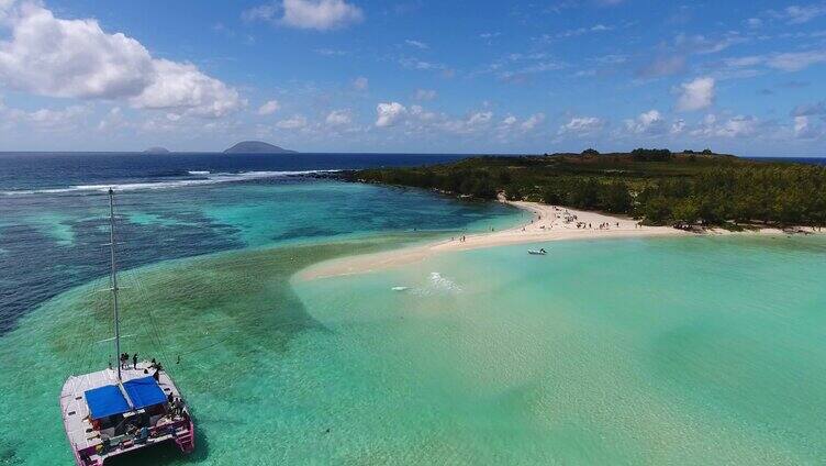 航拍海上游艇度假享受休闲