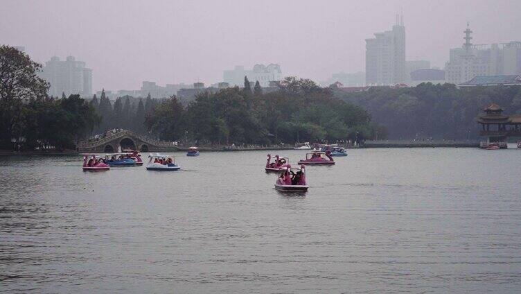 公园湖面上游船市民划船游玩观光
