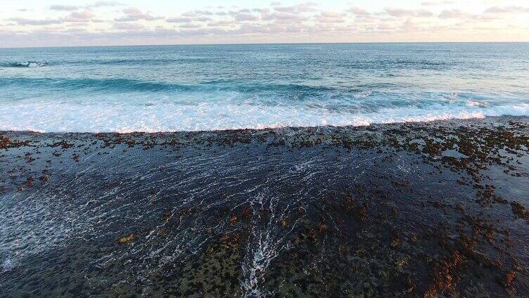 航拍大海浪花翻滚白浪涟漪