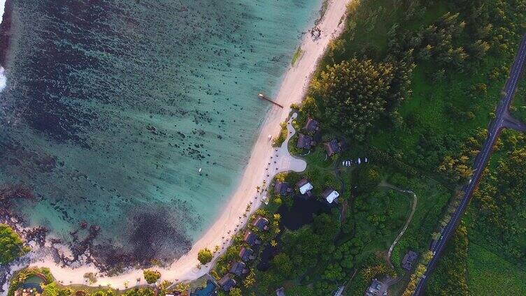 航拍唯美海边风光海景别墅海岸线沙滩