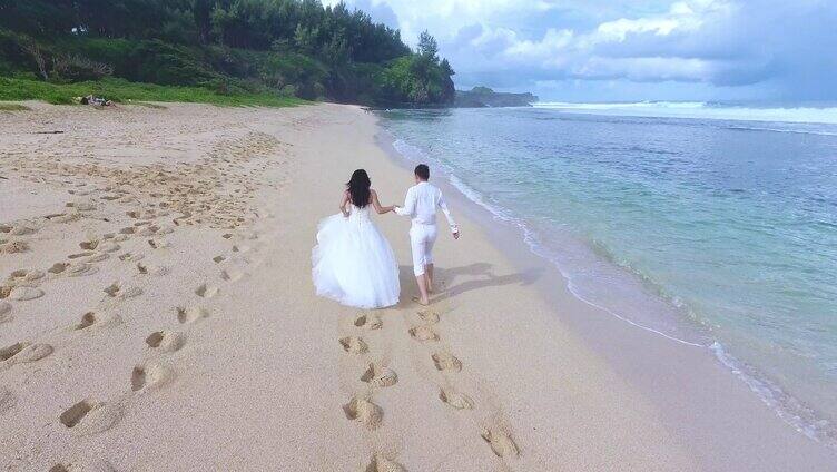 情侣恋人穿婚纱在海滩上奔跑-海外旅拍