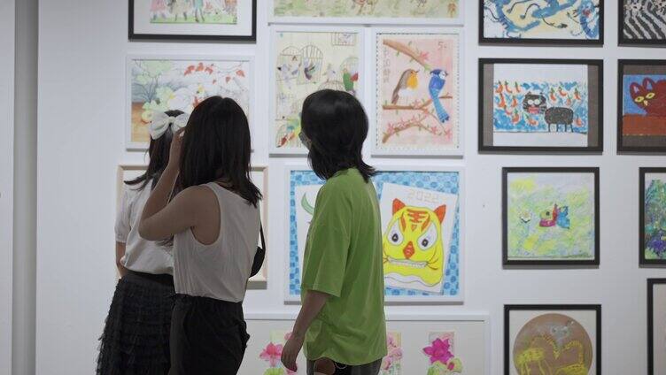 家长带孩子参观少年儿童美术馆展览画展合集