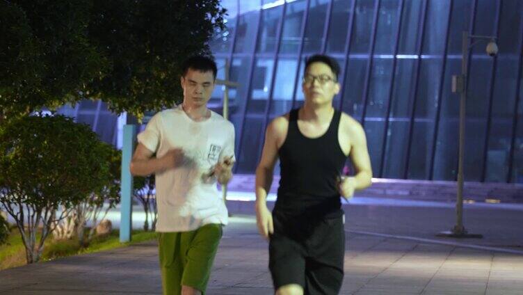 夜跑的男孩男人市民跑步健身