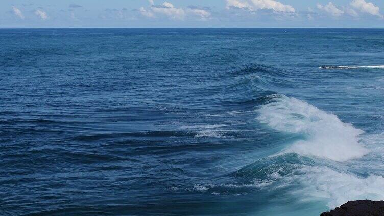 海面上翻滚的海浪巨浪