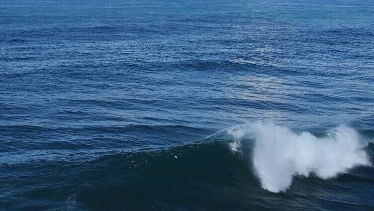 晴天的大海海浪巨浪