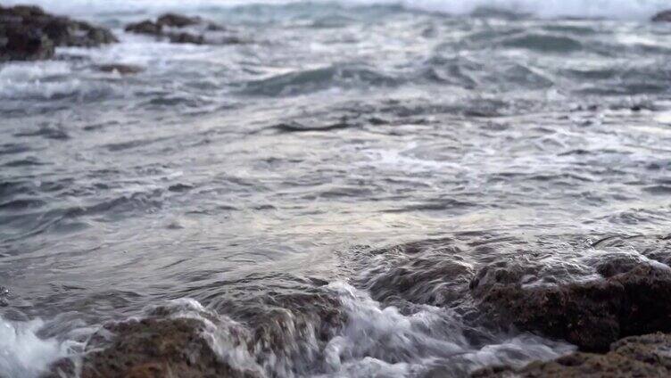 唯美的海边海浪浪花