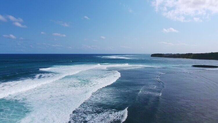 航拍壮观大海海浪层层浪花