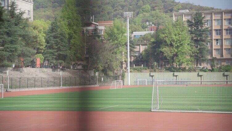 隔着护栏拍摄校园运动场足球场