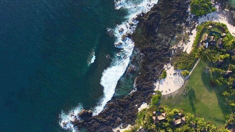 大气磅礴的大海海浪翻滚巨浪冲击礁石航拍