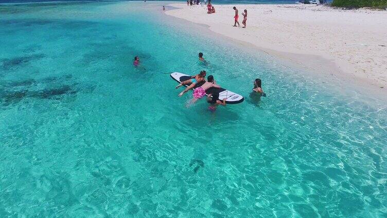 夏日孩子们在海里玩水嬉水玩冲浪板