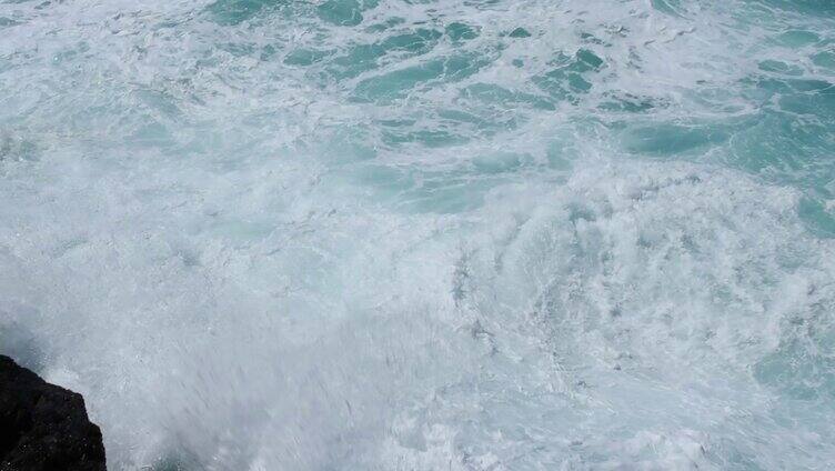 实拍海浪大浪冲击礁石白浪