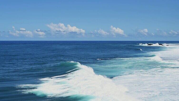 海浪翻滚冲击大海巨浪海浪慢镜头