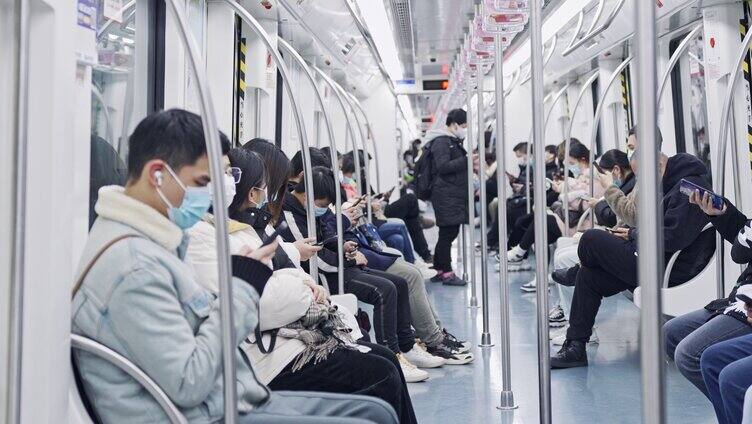 帅哥美女地铁车厢里地铁玩手机看手机