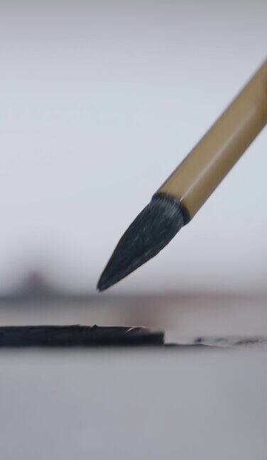 艺术家画家作画 毛笔蘸墨水
