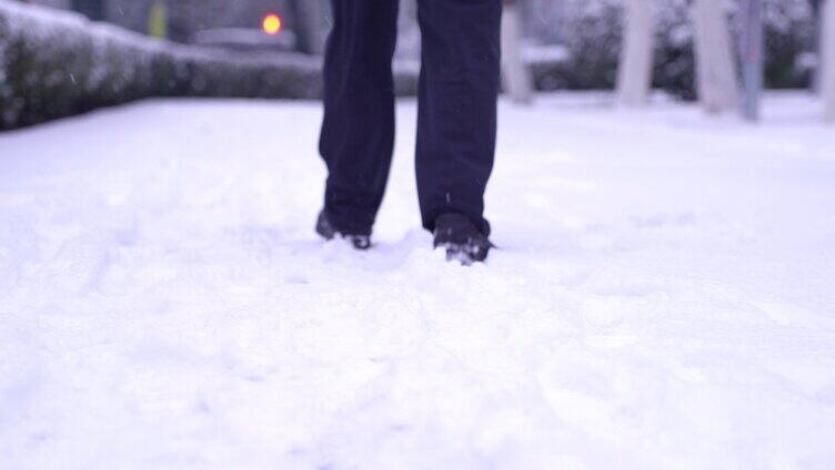 在雪地行走雪中漫步脚步特写