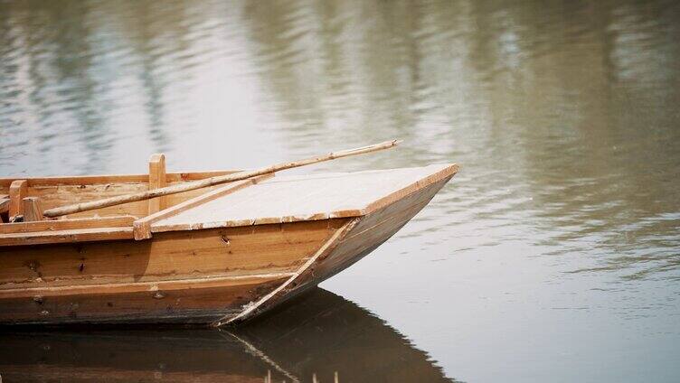 漂泊在湖面上的木船 古船 湖水 涟漪 水